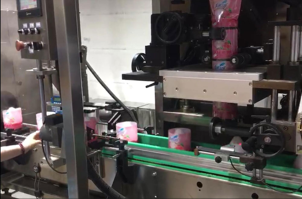 Heat shrinkable film labeling machine