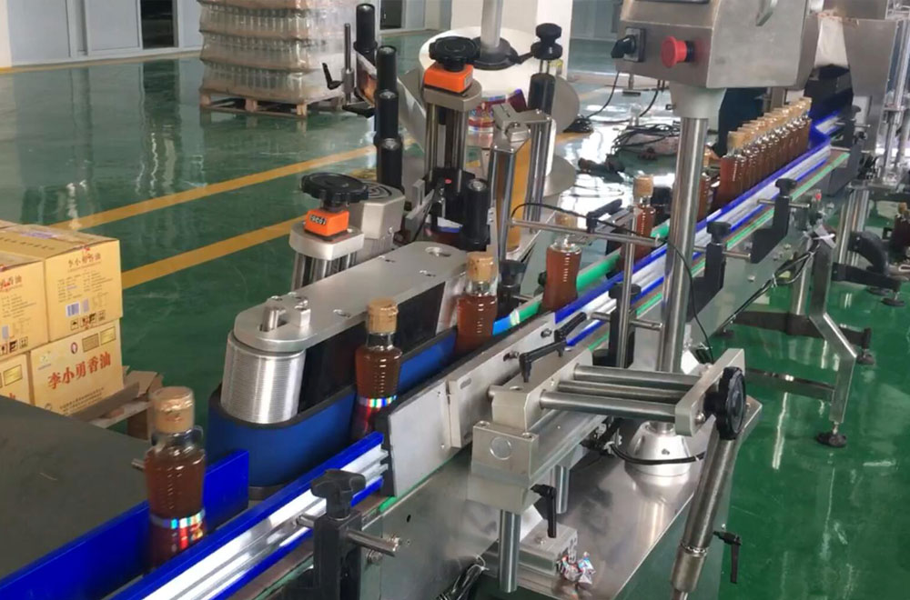 Labeling machine for glass bottle